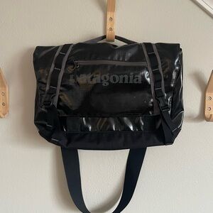 Patagonia Black Hole Mini Messenger 12L Black Discontinued Crossbody Bag